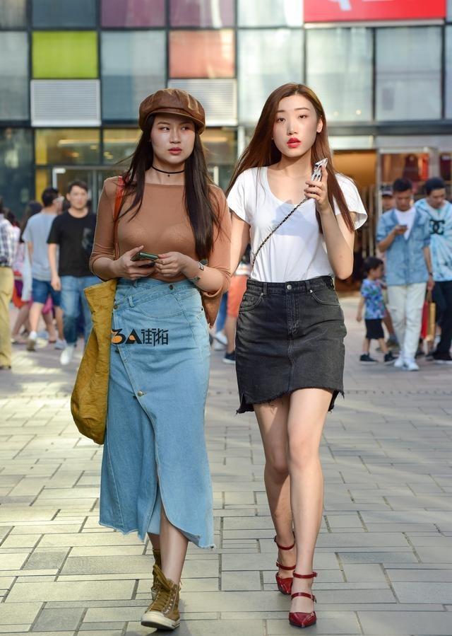 路人街拍,时尚小姐姐 穿着舒适而简约,秀出迷人好身材!