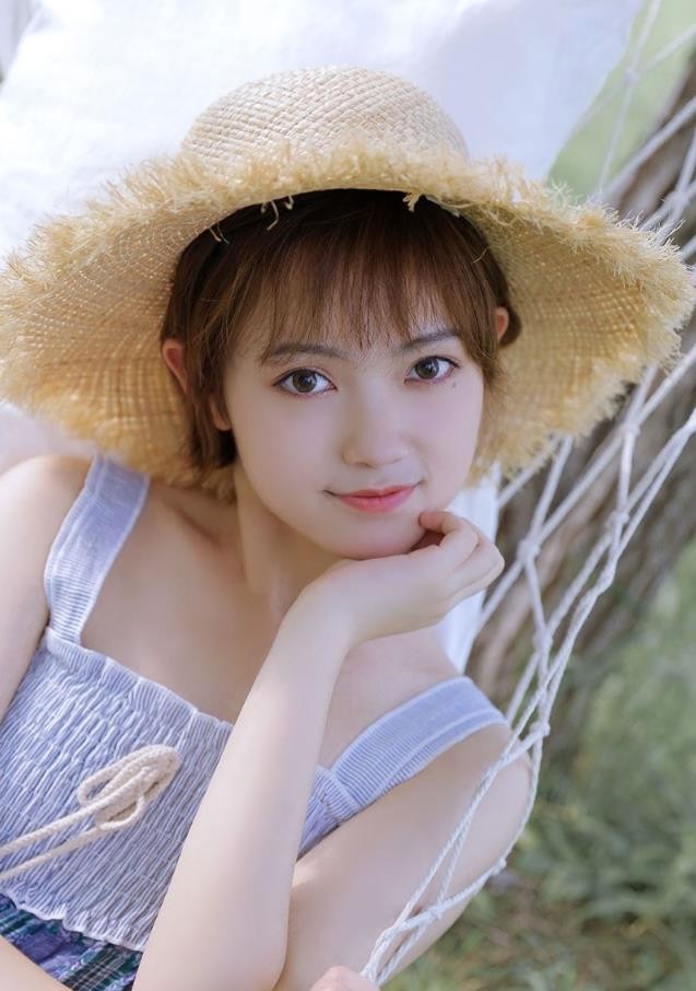 少女人像摄影森女系美女圆润小脸俏皮短发小清新装扮户外摆拍