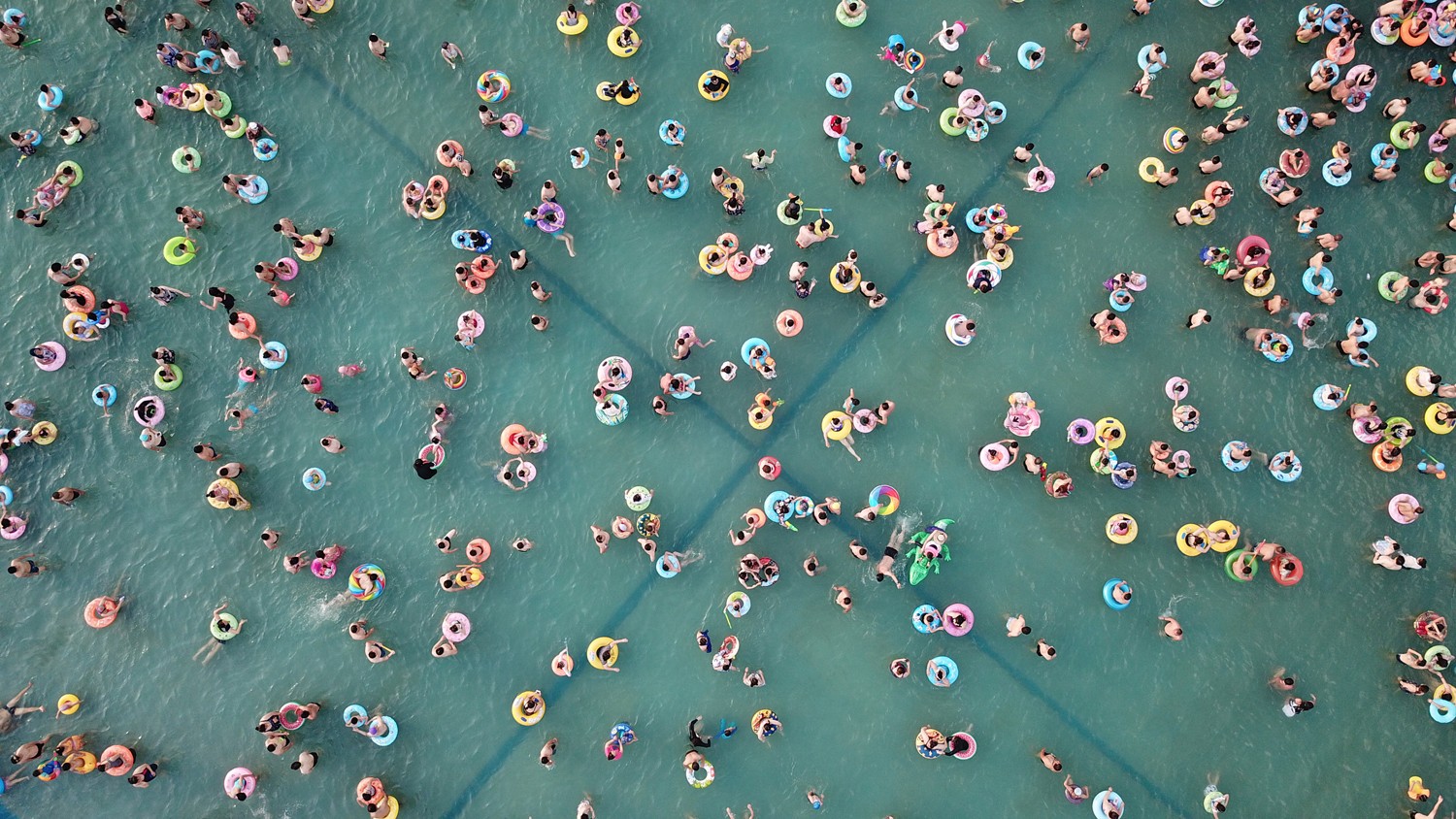 壮观盛夏酷暑难当全国各地游泳池开启下饺子模式