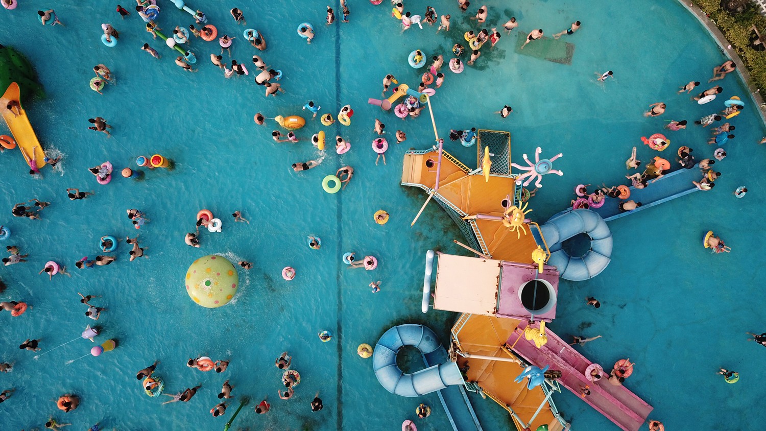 壮观盛夏酷暑难当全国各地游泳池开启下饺子模式