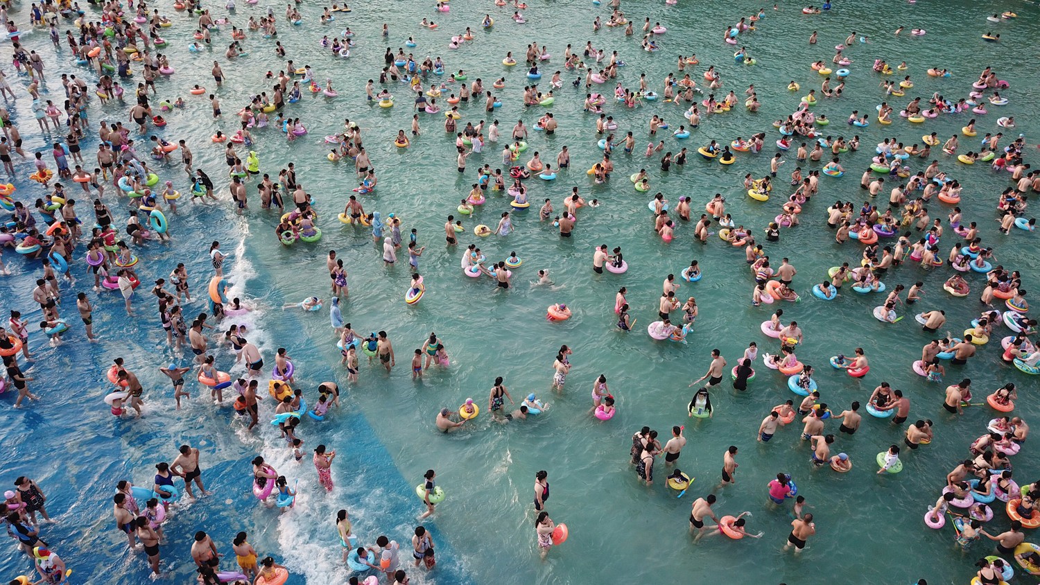 威海国际海水浴场人多图片