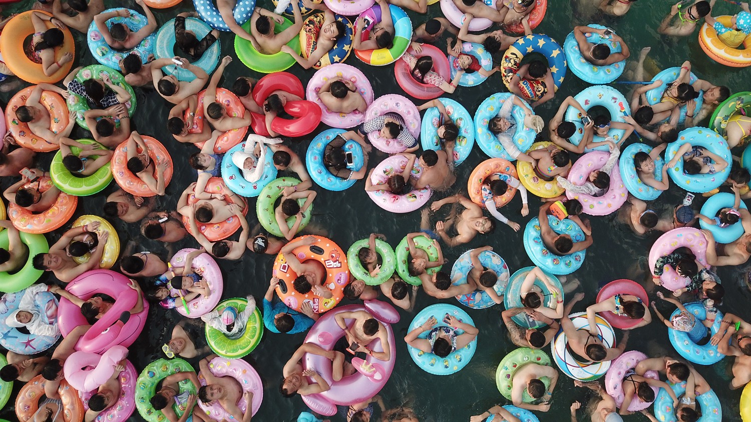 壮观!盛夏酷暑难当 全国各地游泳池开启"下饺子"模式