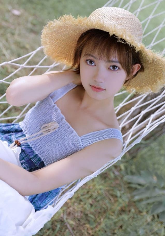 少女人像摄影森女系美女圆润小脸俏皮短发小清新装扮户外摆拍