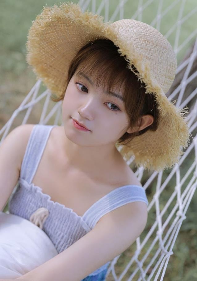 少女人像摄影森女系美女圆润小脸俏皮短发小清新装扮户外摆拍