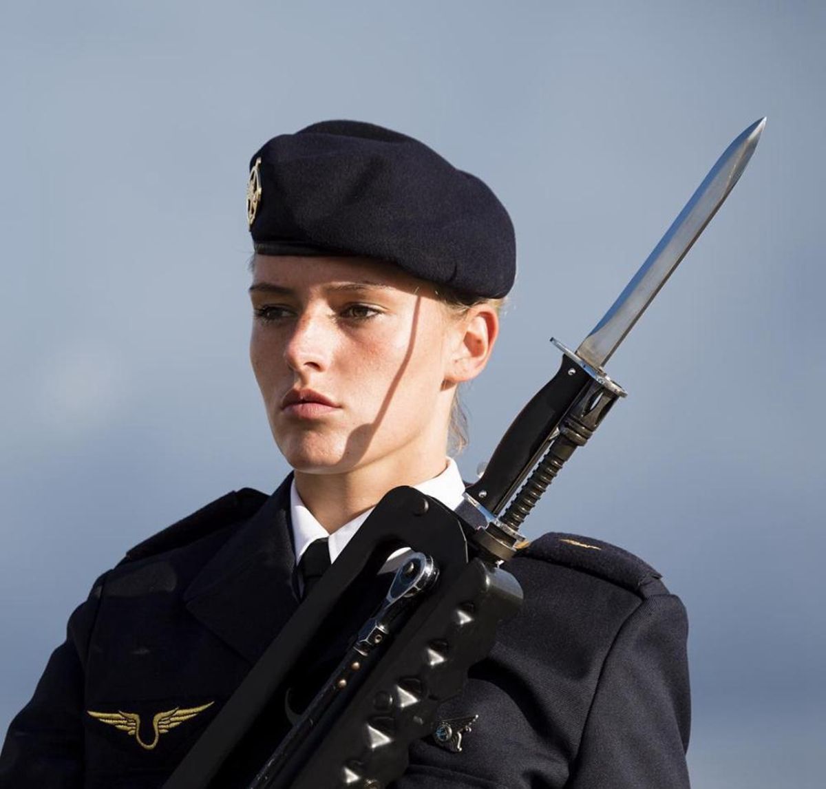 戴高乐航母小到只有1个浴室?法军男兵女兵在一起洗澡