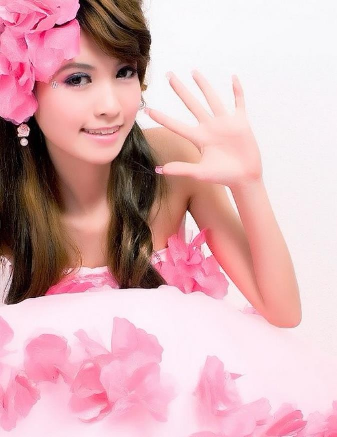 人像摄影粉红色花瓣裙90后美女微卷的长发甜美的笑容好迷人