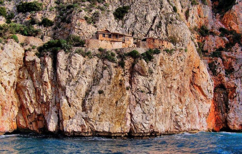 上千名僧人生活在悬崖上的石屋, 有些人一辈子都没下过山