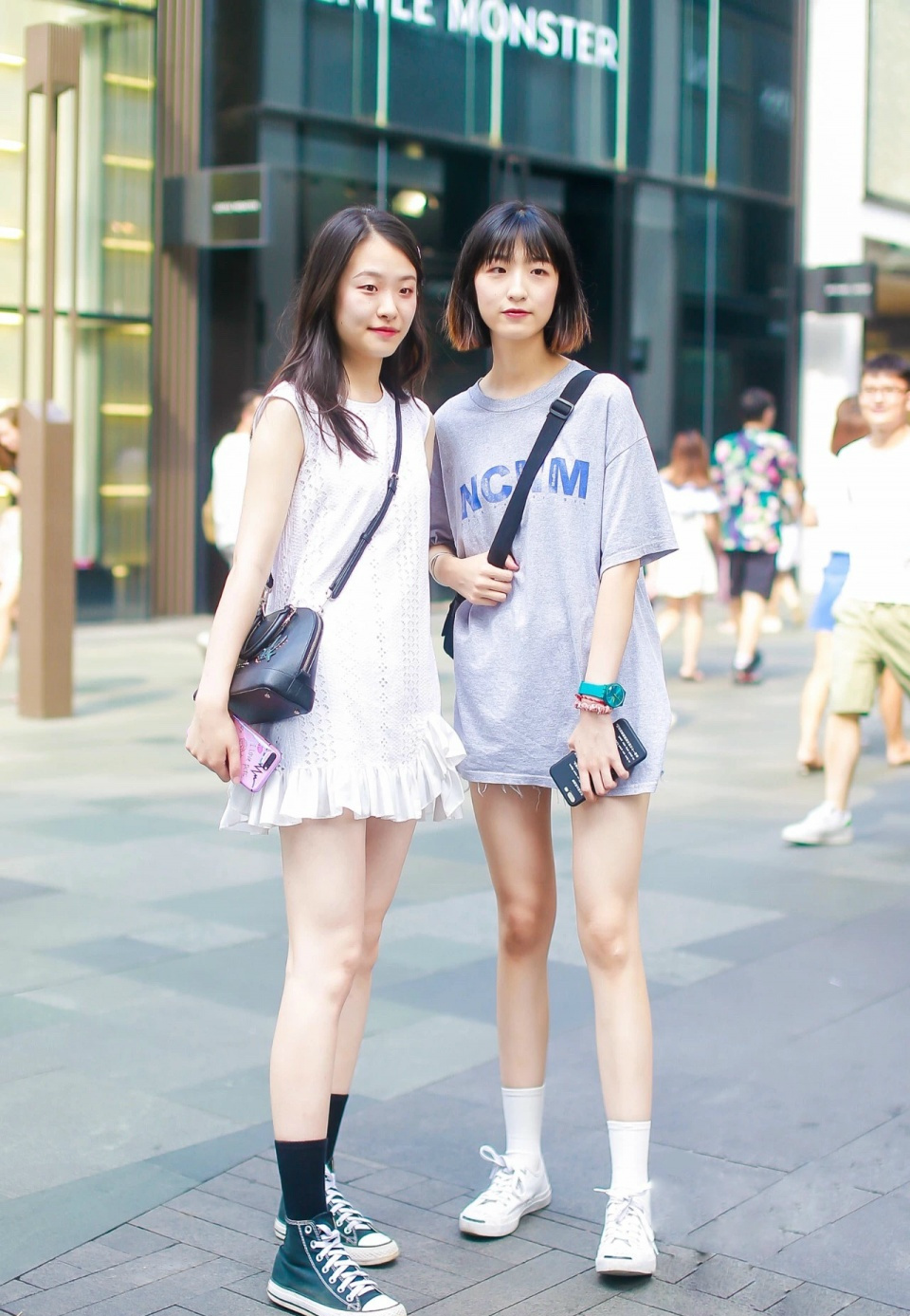 街拍两位好闺蜜青春美少女的气息油然而生露出大长腿清凉一夏