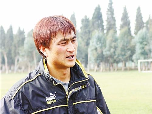 最早请洋帅的企业足球队,遭默契球降级,解散后