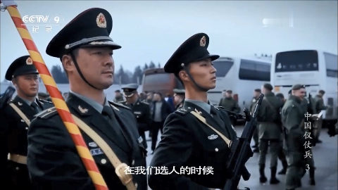 解放军仪仗队国外一出场,外国仪仗兵主动让道鼓掌,这画面太威武_新浪新闻