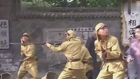 鬼子战壕里正吃着饭突然跳进来一个八路军小鬼