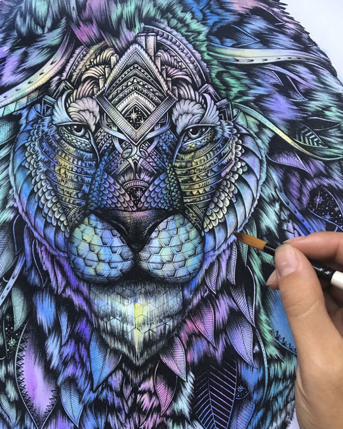 动物被画成了复杂的镂空图案,完美的和当地美景融为一体.