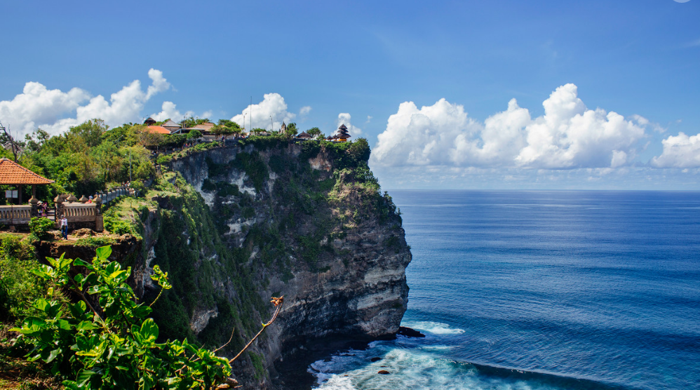 海神庙 海神庙供奉着巴厘岛诸神,是巴厘岛3大神庙之一,也是7座濒临
