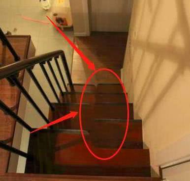 就不得不提到这个楼梯,因为我第一次真实见到这样的"错步楼梯",走上去