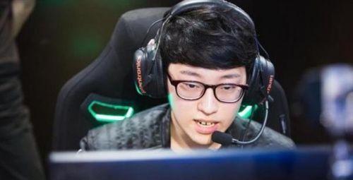 scout-中文名李汭灿于2014年年底加入skt战队,是当时战队的练习生.