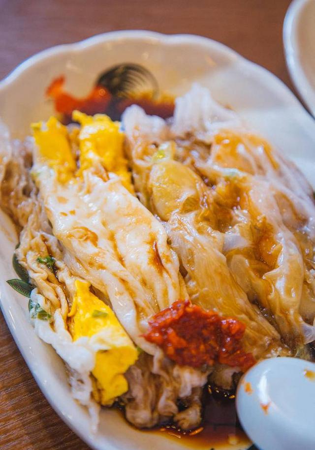 【鲜虾肠粉】用的虾仁既大只又新鲜,【蟹柳皇肠粉】隔着皮儿都能看到