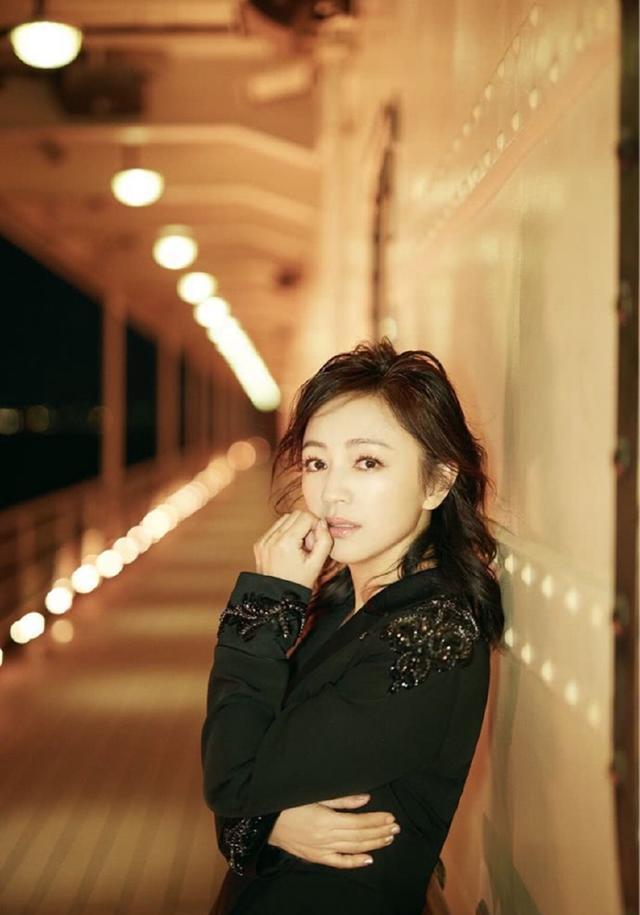 她年轻的时候清纯如水,后嫁入超级豪门当阔太,45岁美成这样!