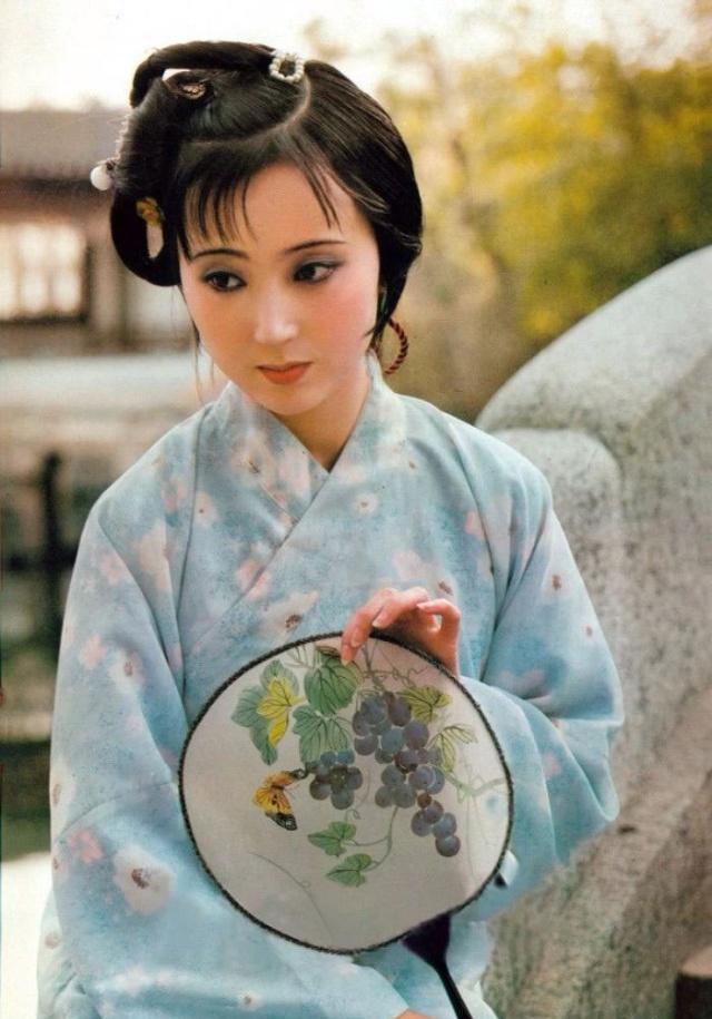 宝黛二人吵架,袭人紫鹃有多少顾忌?劝不下去只能陪哭!