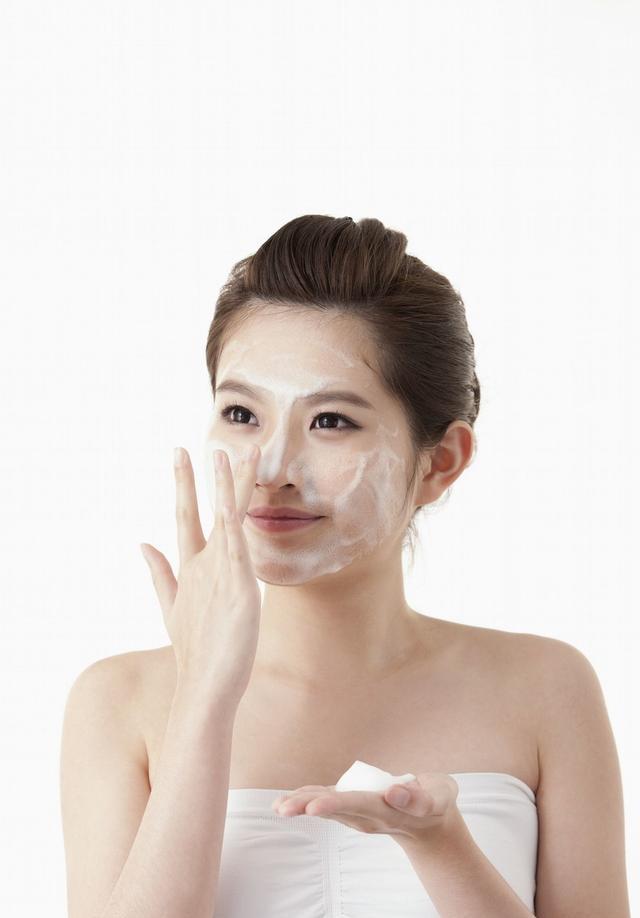 洗脸时的4个"毁容"动作,很多女人都中招,尤其是第一个!