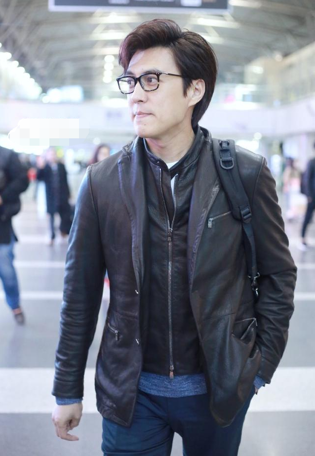 靳东戴着黑框眼镜身穿黑色皮夹克搭配深蓝色休闲现身机场帅气十足