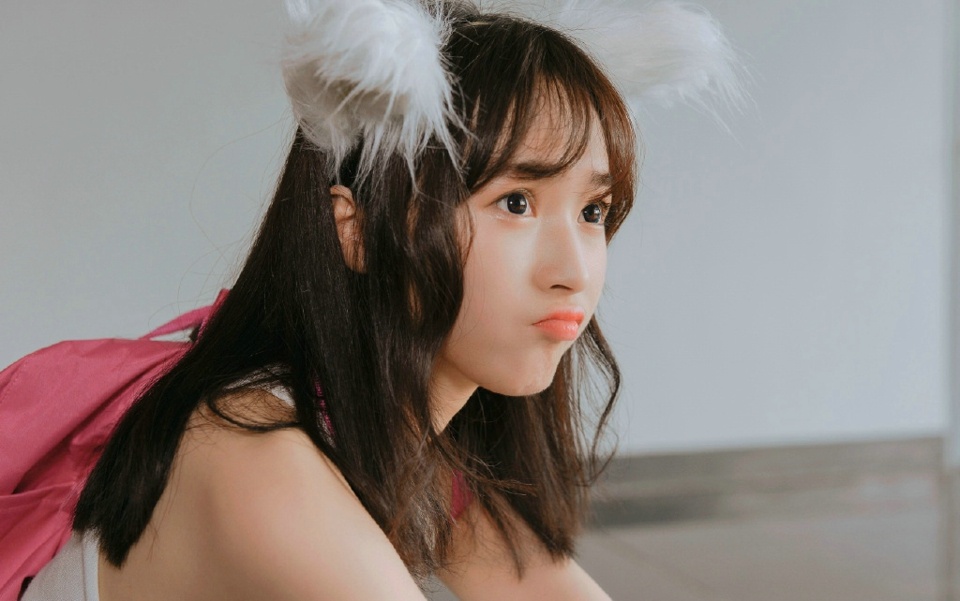 甜美可爱妹子短裙卖萌嘟嘴可人写真