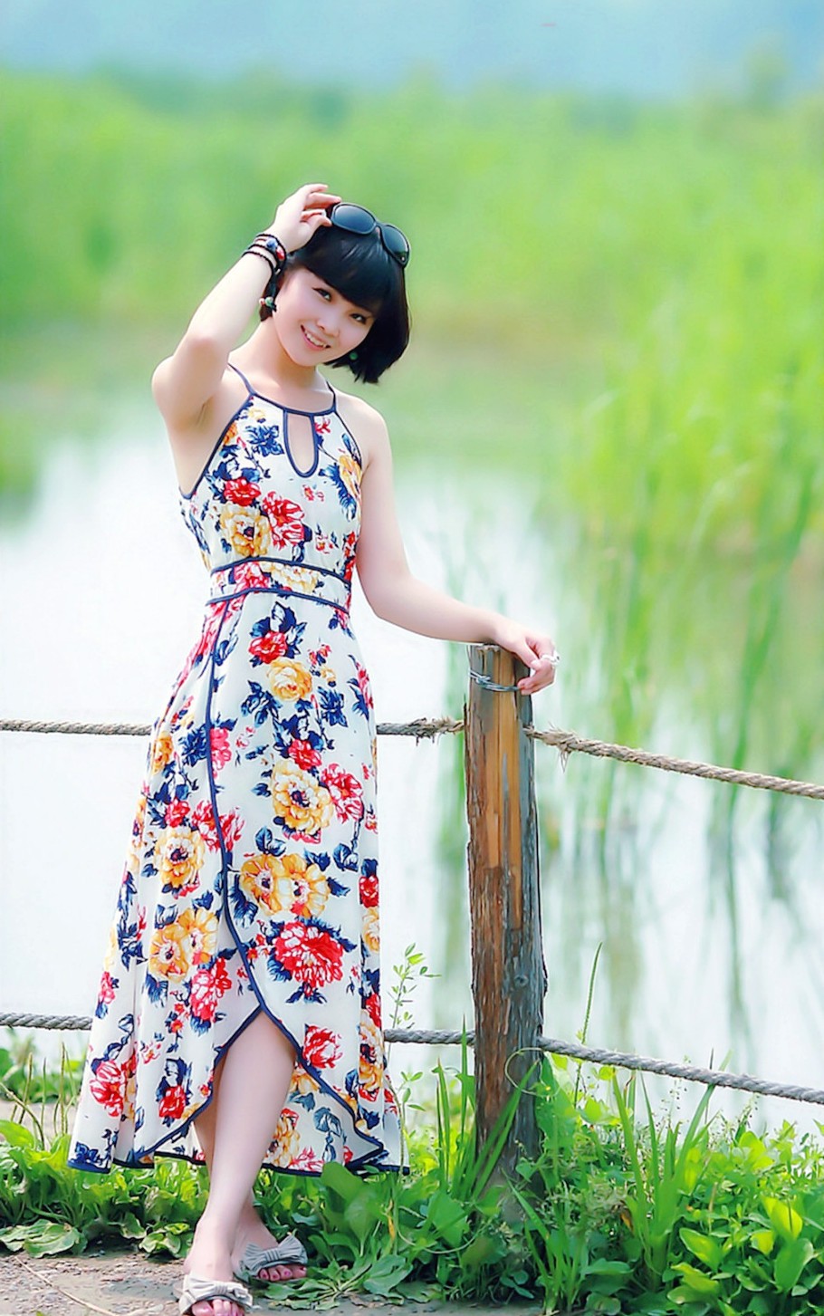 一个人行走在户外阳光下的清秀短发姑娘