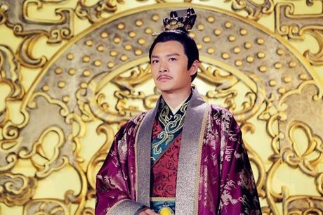 其实胡惠乾的饰演者是一个第一次演戏的演员扮演的,刚开始接触自然