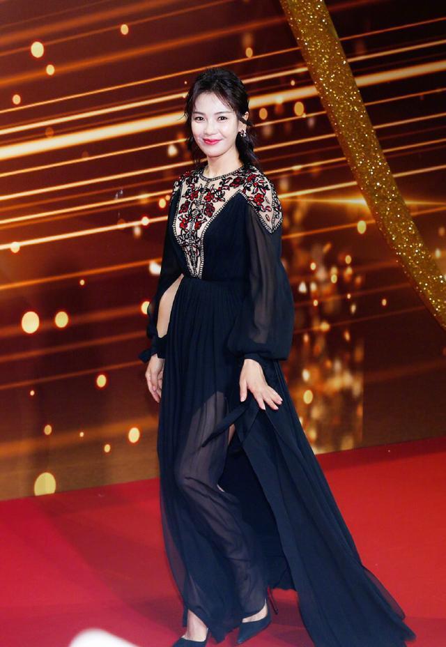 刘涛一身黑色长裙亮相电视剧盛典活动优雅大气范儿十足