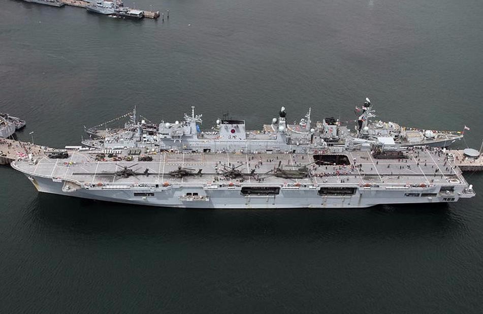 图片显示这艘两栖攻击舰正在英国海军基地接受升级改装,其舷号已经