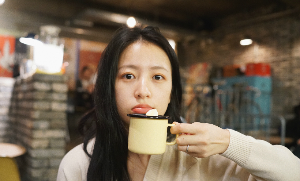 霍思燕亮相北京国际电影节白色碎花露肩连衣裙风情万种