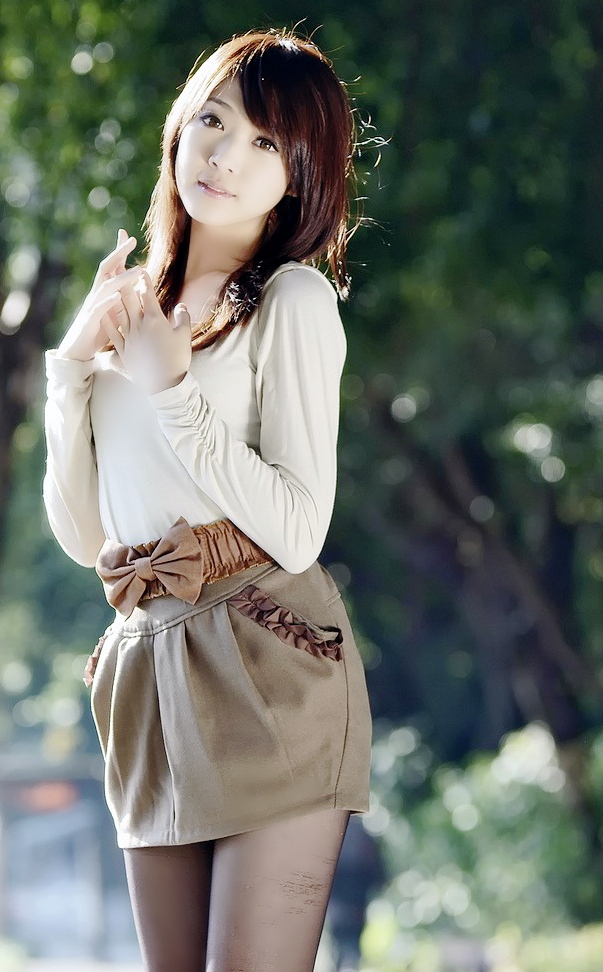 户外里逆光镜头下的唯美娟秀女孩