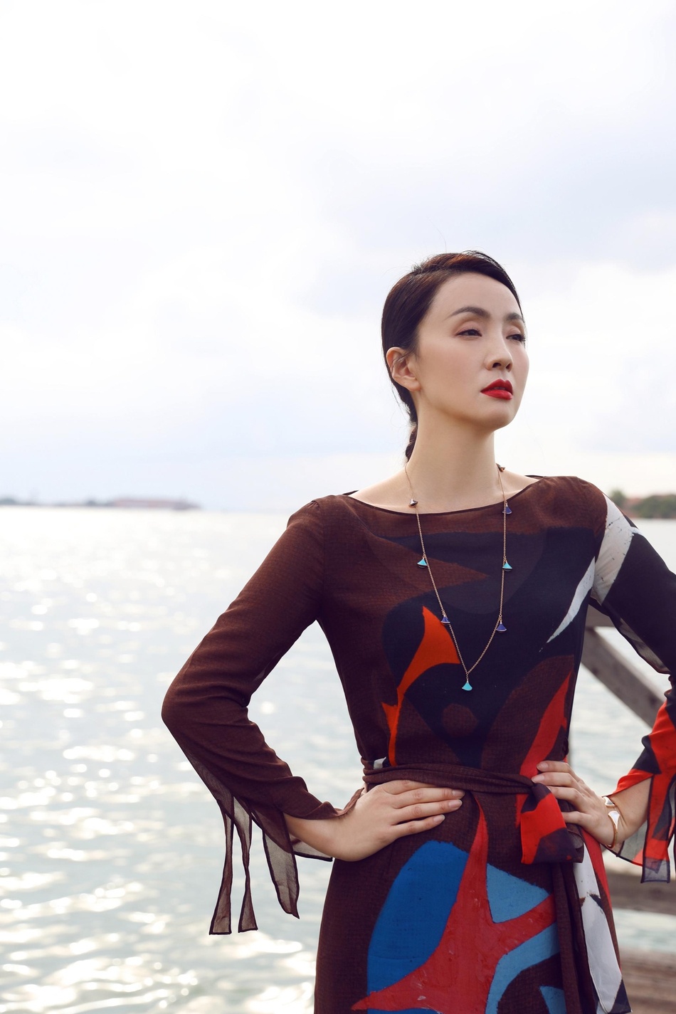 陶虹现身第75届威尼斯国际电影节.将棕色系衣服穿得很是出彩