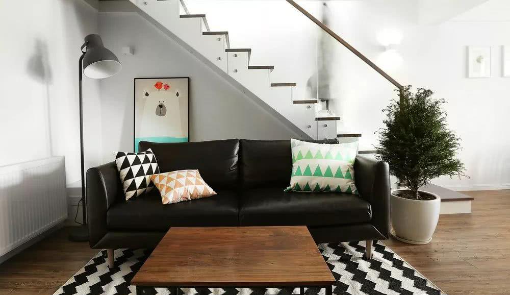 楼梯下方安置一个沙发区,可以解决为家里扩容的问题.