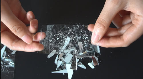 地上碎玻璃渣不要用手捡,教你2招,比用扫把扫得干净