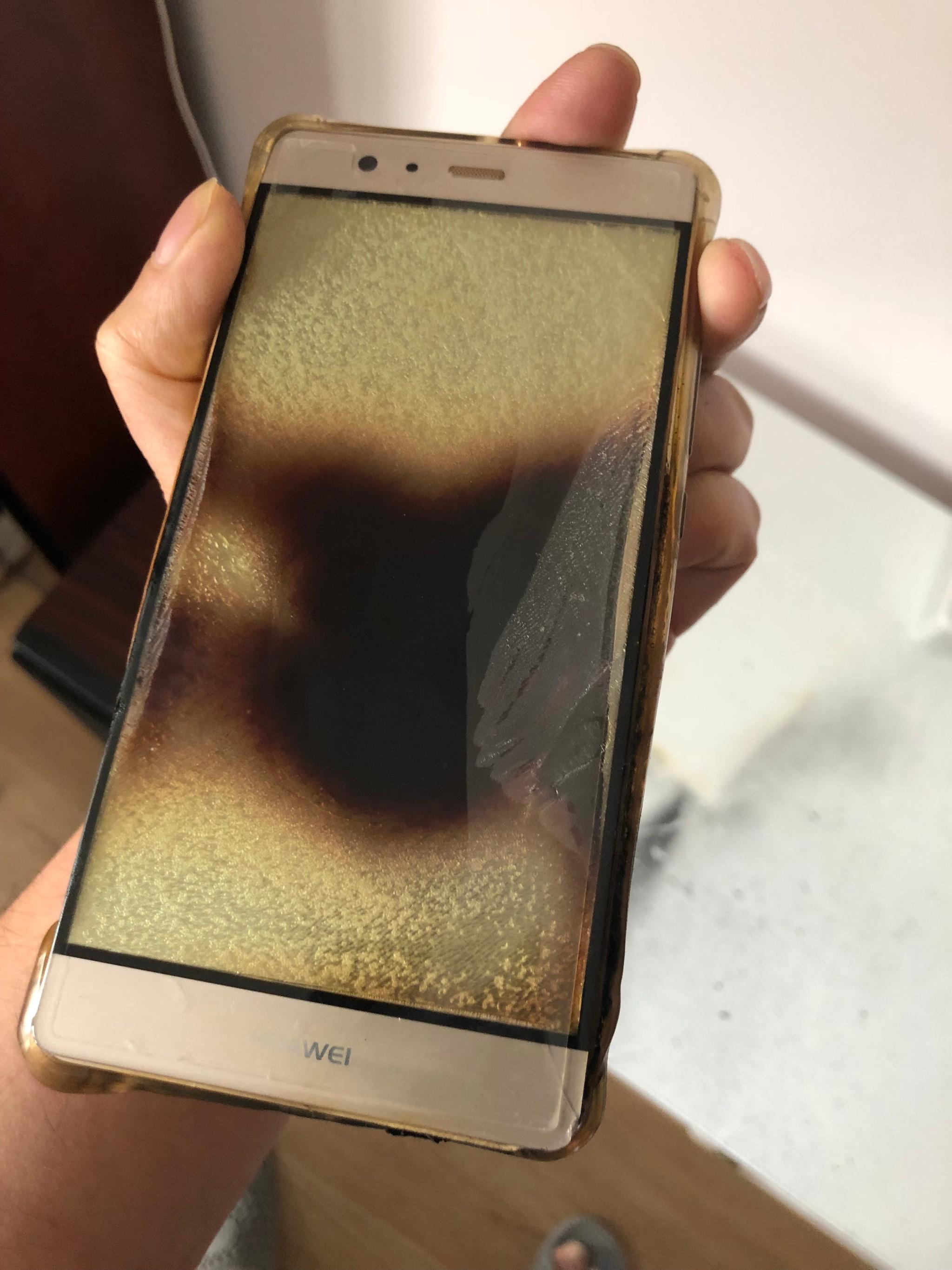 一个粉丝深夜求助,说自己的华为p9爆炸了!初步动图来看确实属实__财经