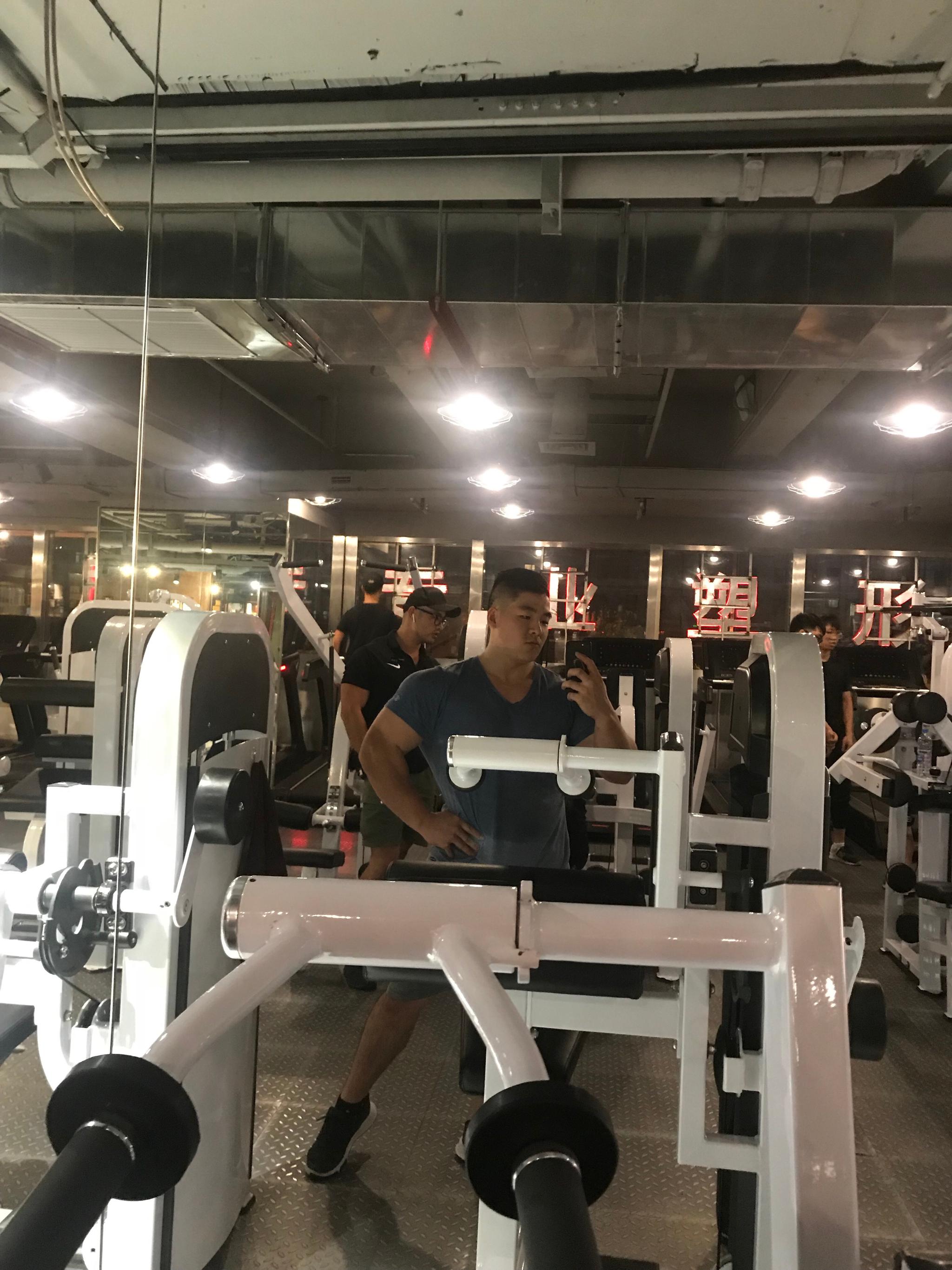 练完了拍几张美美的自拍. 叉个腰,100kg 健体男来袭