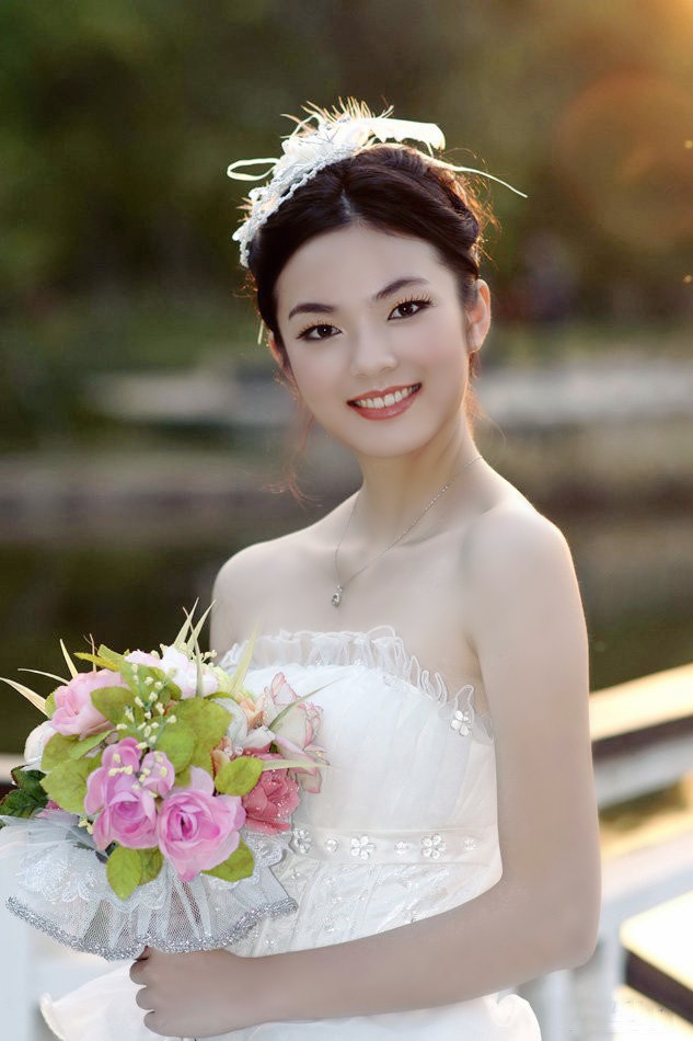 一个待出嫁的纯洁美丽微笑新娘