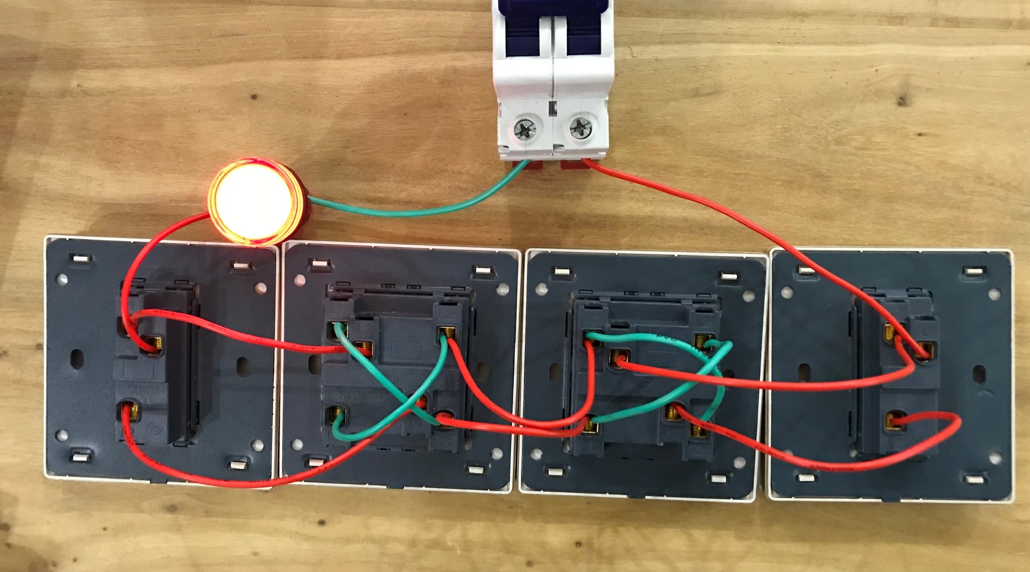 零基础电工:4个开关控制一盏灯接线讲解,5控;六控;百控同理