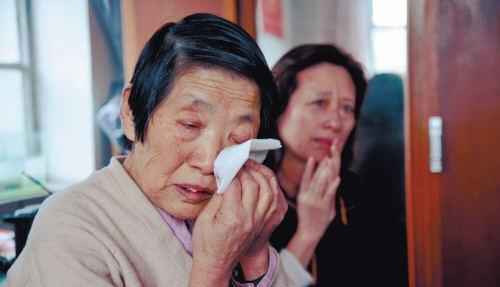 产妇生下健康双胞胎, 全家人都很高兴, 只有婆婆哭的厉害