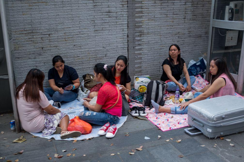 其中的很多人都是直接拖着行李箱来到这里,因为她们通常会在这里待上