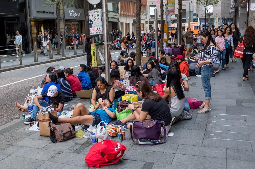 实拍香港中环的周末,几十万菲佣在马路上聚会,马路封锁变公园