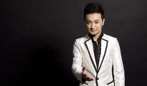 他是央视当红主持,多次参加春晚,家世显赫,妻子美貌不输热巴