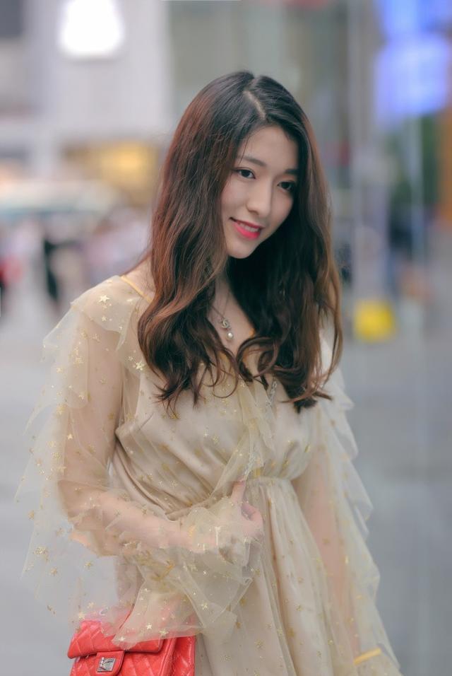 美女小姐姐清新大方肤白貌美,让人喜欢啊!