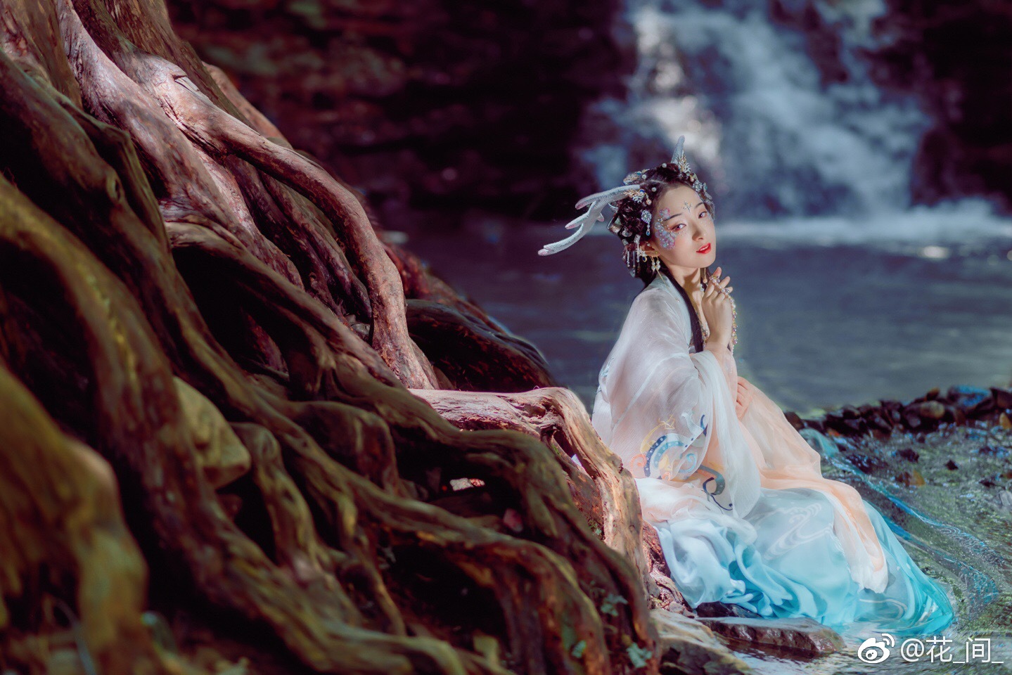 鲛人半幅生绡雪色寒鲛人相赠比琅玕华清浴罢恩波媚