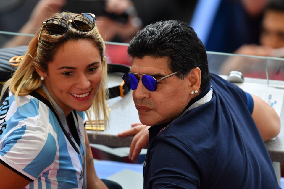 马拉多纳携90后女友看球,在看台上当众亲吻