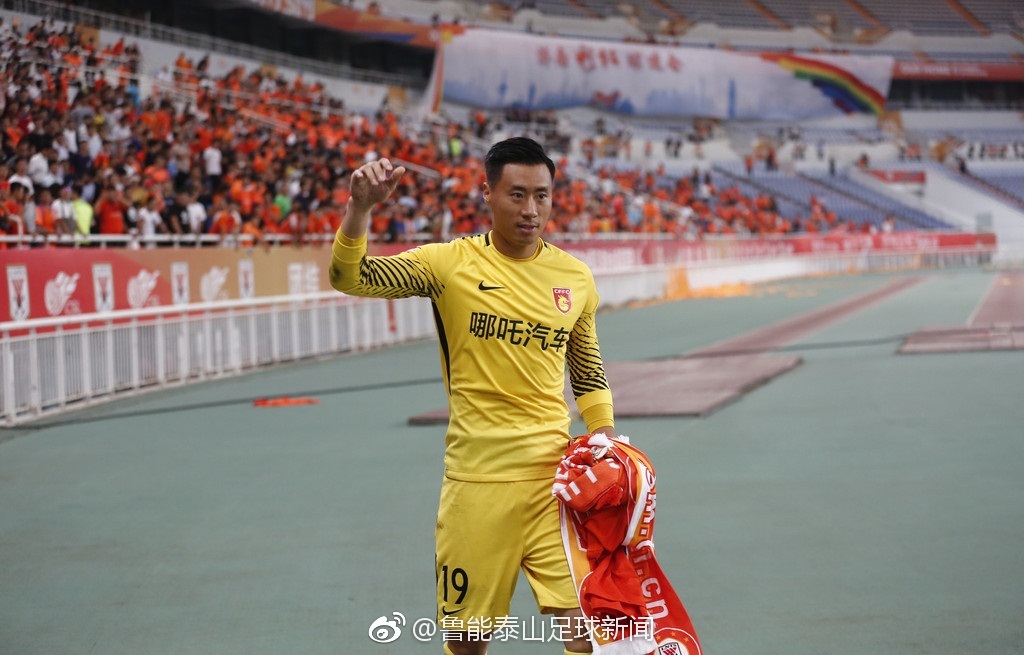 杨程与罗森文赛后的谢场