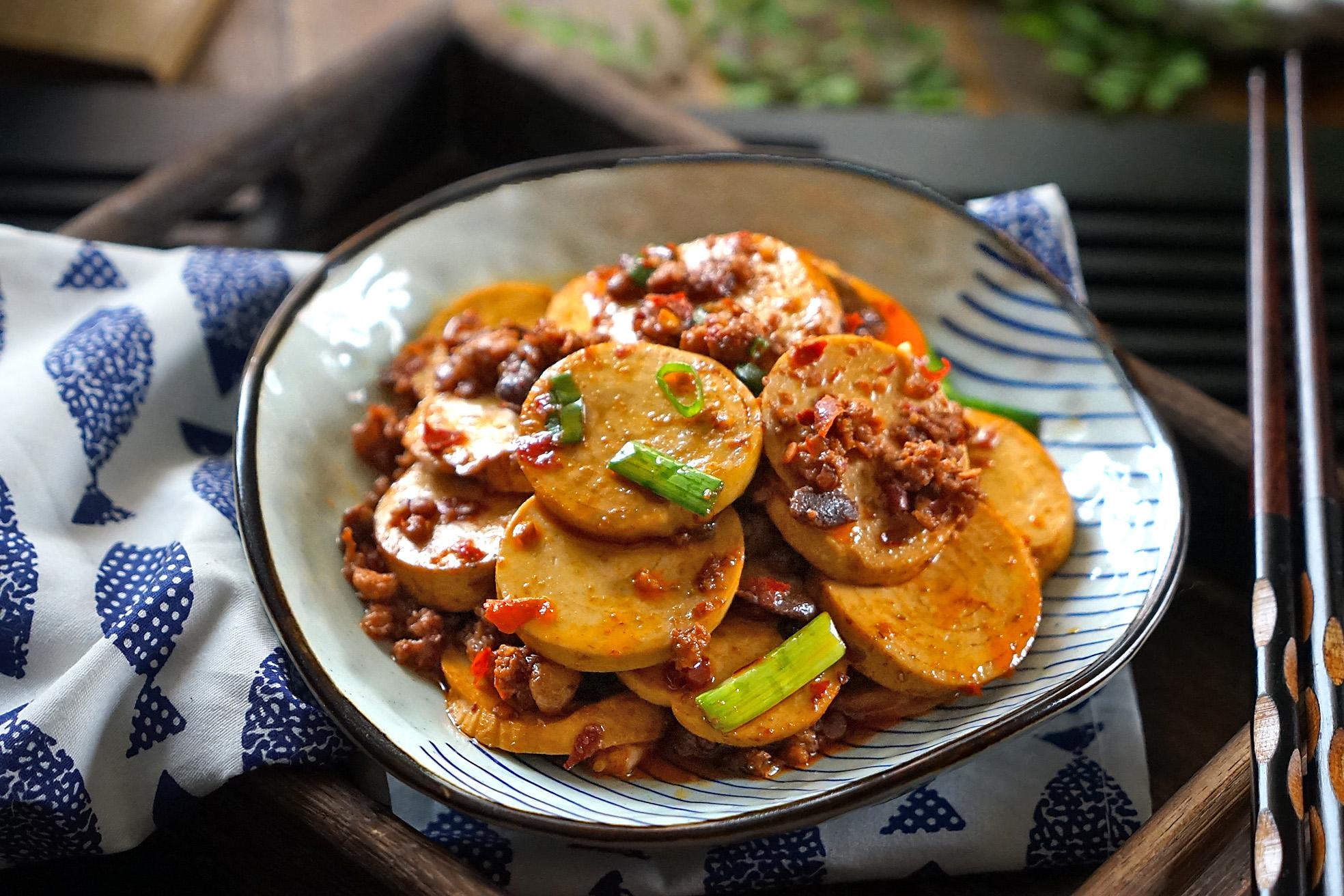 别只知道烤串了,教你素鸡新吃法,简单又好吃,一分钟就能学会