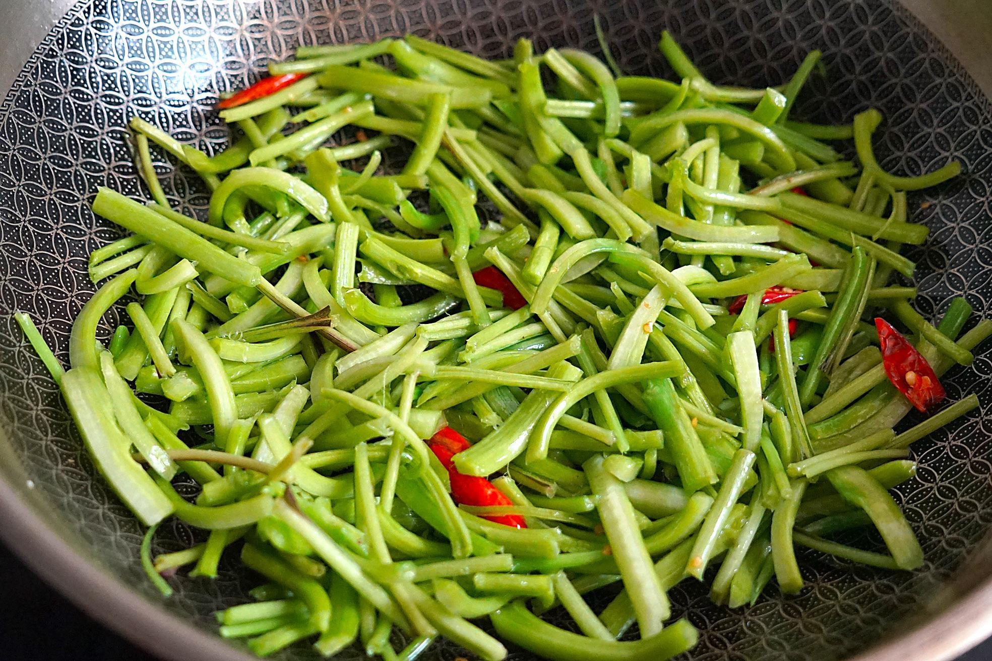 苋菜梗别扔,配上小米辣炒准想吃第二次,可惜没几个人这样吃过