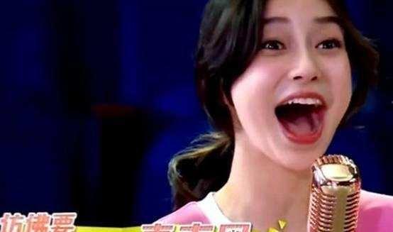 不管嘴大不大,杨颖亲身演示吞拳头