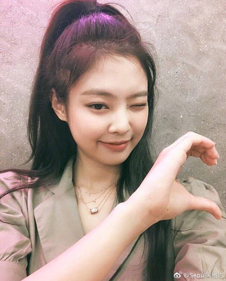 最近韩国爱豆们玩起了比心新手势